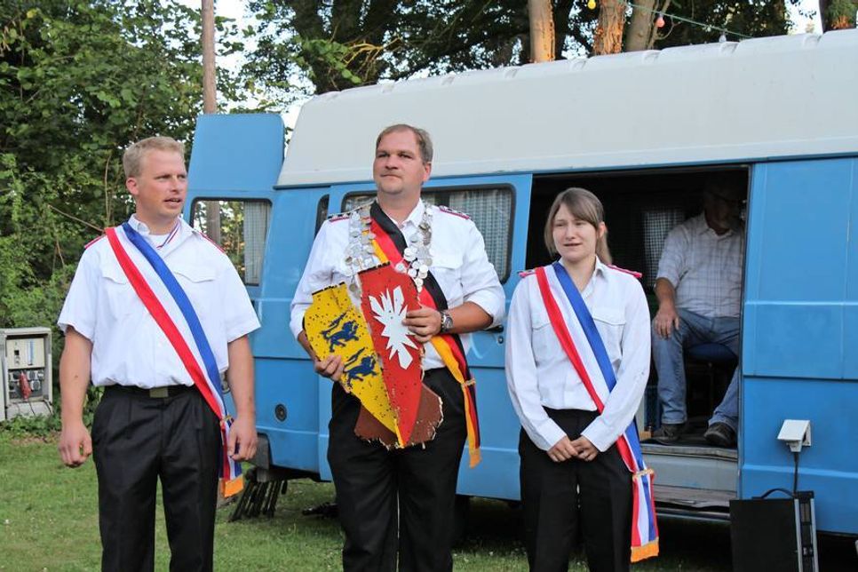 Der stolze König mit dem Wappen des Bürgervogels.