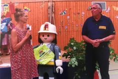Schulleiterin Doris Jürs bedankt sich bei Gerth Polzin für dieses tolle Geschenk  zum Schulstart.