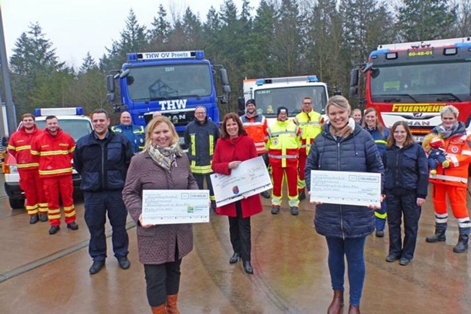In der vergangenen Woche ist zusammen mit Vertretern der teilnehmenden Blaulicht-Organisationen, den beiden hauptamtlichen Fachkräften, der Landrätin Stephanie Ladwig und den Vertreterinnen der fördernden AktivRegionen der Startschuss für das Blaulichtprojekt gefallen.