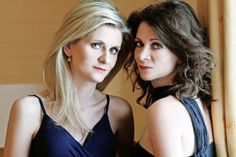 Anna und Ines Walachowski spielen vierhändig an einem Klavier Werke von Brahms und Dvorak.