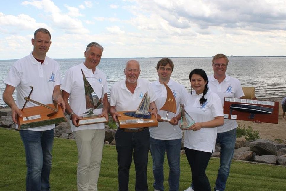 Freuen sich auf den Neustadt-Cup: (v. lks.): Frans IJben (TALB), Oliver Seiter (Geschäftsführer ancora Marina), Sönke Sela (Bürgervorsteher und Schirmherr), Claas Riedel (Neustädter Segelverein), Bei Riedel-Wang (ancora Marina), Sven Muchow (2. Vorsitzender Gewerbeverein)