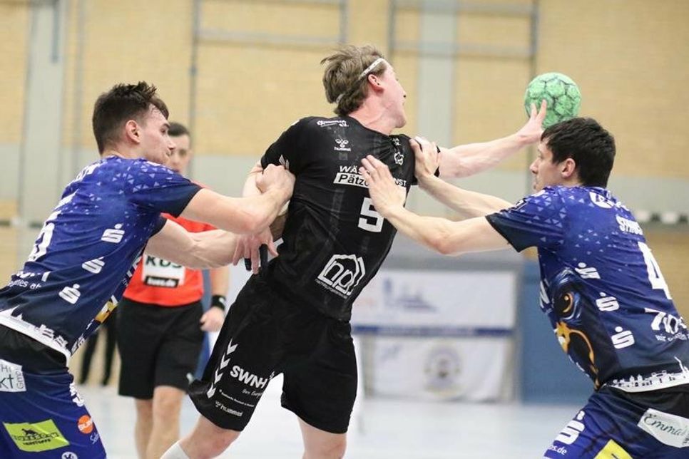 Kaum ein Durchkommen gegen eine starke Potsdamer Abwehr - Piet Möller Nr. 5.