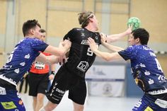 Kaum ein Durchkommen gegen eine starke Potsdamer Abwehr - Piet Möller Nr. 5.