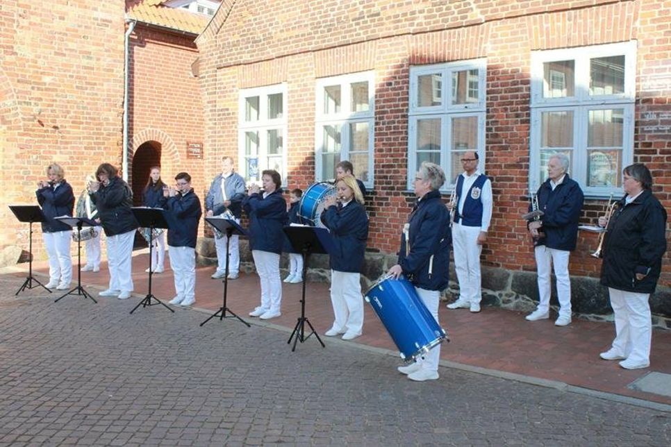 Ein Platzkonzert vor dem zeiTTor-Museum war der Auftakt der Veranstaltung.
