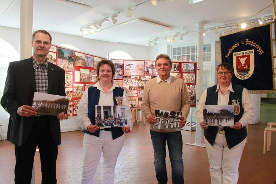 Dr. Frank Wilschewski, Wenke Breede, Thomas Schwarz und Marion Lange (v. lks.) sind stolz auf die gesammelten Fotos und Zeitungsartikel aus den letzten 70 Jahren.
