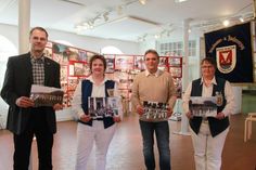 Dr. Frank Wilschewski, Wenke Breede, Thomas Schwarz und Marion Lange (v. lks.) sind stolz auf die gesammelten Fotos und Zeitungsartikel aus den letzten 70 Jahren.