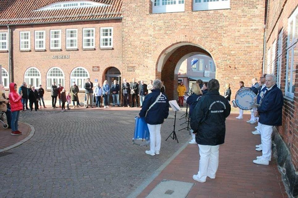 Ein Platzkonzert vor dem zeiTTor-Museum war der Auftakt der Veranstaltung.