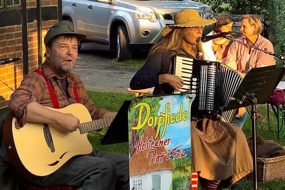 Armin Schönbock und Ingrid Kriegeskotte   von „Dörpfiedel“ erzählten in Schönwalde Dönsches und luden mit Gitarre und Akkordeon zum Mitsingen der plattdeutschen Lieder ein.