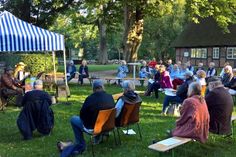 Unter den Kastanien zwischen Pfarrscheune und Gemeindehaus genossen die rund 40 Gäste den plattdeutschen Abend, der spontan als Ersatz für das abgesagte „Dörpfiedel“-Konzert mit Holsteen Platt und Folk organisiert wurde.
