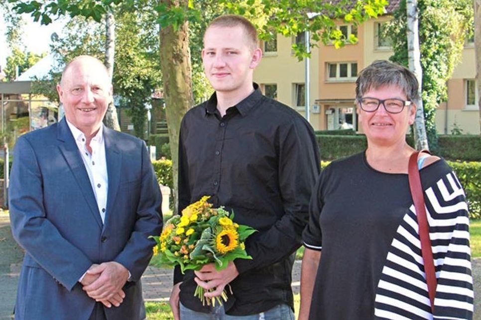 Anja und Hans-Peter Klausberger mit Bäcker-Junggesellen Marek Schulz (Mi.).