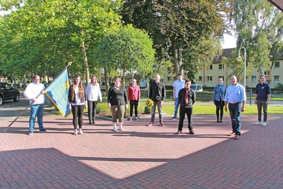 Die freigesprochenen Bäcker und Fachverkäuferinnen mit dem stellvertretenden Obermeister der Bäckerinnung Nord Helmut Börke (lks.) sowie die Lehrer Willi Stey (2. v. re.) und Sebastian Ehrhart (re.) von der Beruflichen Schule.