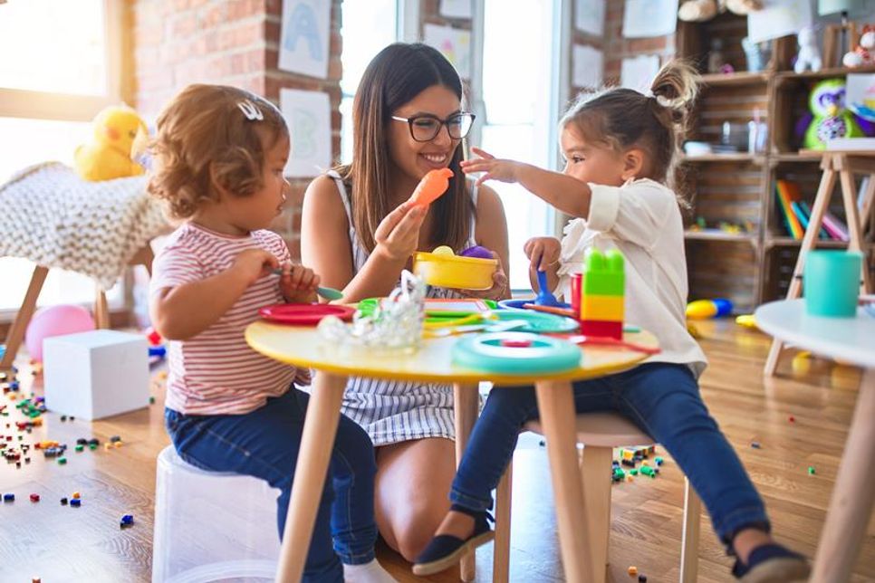 Beim Spielen setzen Kinder ihre Vorstellungskraft und Kreativität ein.
