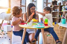 Beim Spielen setzen Kinder ihre Vorstellungskraft und Kreativität ein.