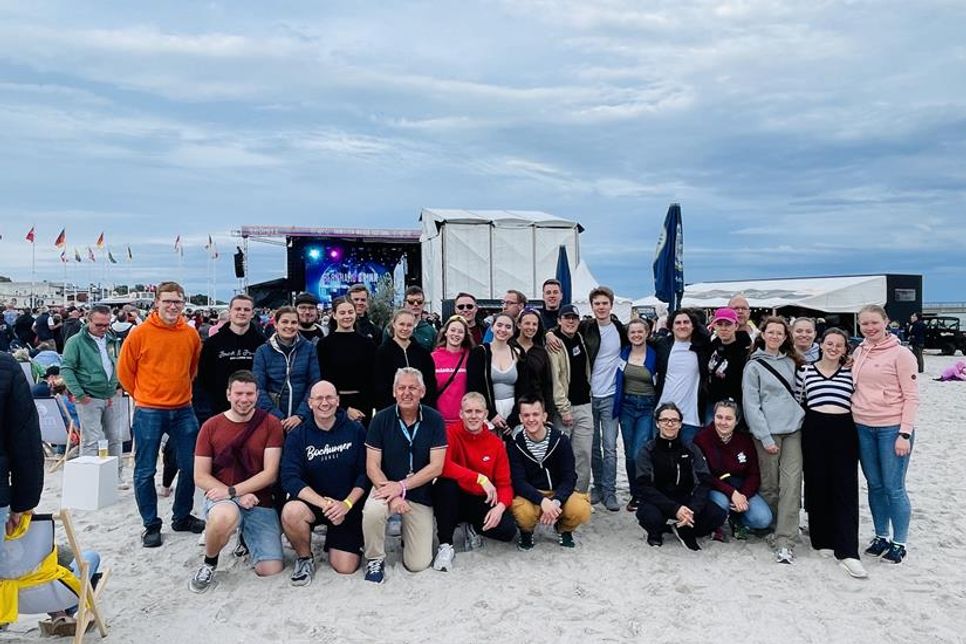 Manfred Wohnrade, Betriebsleiter des Tourismus Service Grömitz, (vorne, 3. v. lks.) begrüßte die Rettungsschwimmer auf dem Eventgelände.