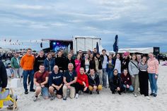 Manfred Wohnrade, Betriebsleiter des Tourismus Service Grömitz, (vorne, 3. v. lks.) begrüßte die Rettungsschwimmer auf dem Eventgelände.