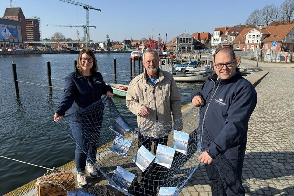 Ein guter Fang für Neustadt: Stadtmarketing-Koordinatorin Andrea Brunhöber, Bürgervorsteher Heinrich-Anton Holtfester (Mi.) und Bürgermeister Mirko Spieckermann präsentieren die neue „Lotse“-Broschüre.