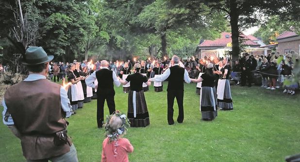 Mit dabei: Der Neustädter Volkstanzkreis.