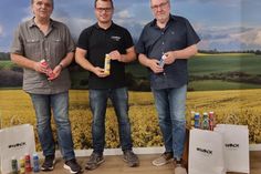 Thomas Schwarz, Tobias Haack und Norbert Kahl (v. lks.) bei der Übergabe der Farbsätze.