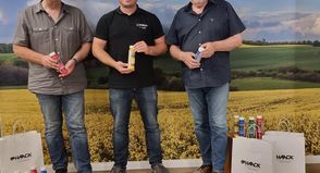 Thomas Schwarz, Tobias Haack und Norbert Kahl (v. lks.) bei der Übergabe der Farbsätze.
