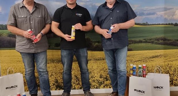 Thomas Schwarz, Tobias Haack und Norbert Kahl (v. lks.) bei der Übergabe der Farbsätze.