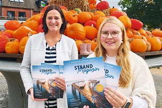 Marketingleiterin Silke Szymoniak und Projekt- und Kampagnenmanagerin Lale Schoenberg (rechts) präsentieren das neue Strandmagazin 2026.