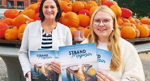 Marketingleiterin Silke Szymoniak und Projekt- und Kampagnenmanagerin Lale Schoenberg (rechts) präsentieren das neue Strandmagazin 2026.