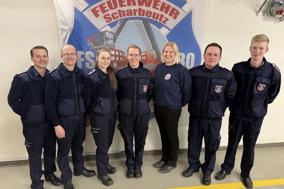 René Konietzny, stellv. und kommissarischer OWF, David Siegmund, Ortswehrführer, Sarah Kallweit, Schriftführerin, Angela Siegmund, Leitung der Kinderfeuerwehr, Stephanie Kristen und Holger Madsen, stellv. Leitung der Kinderfeuerwehr, Nils Labod, Kassenprüfer (v. lks.).