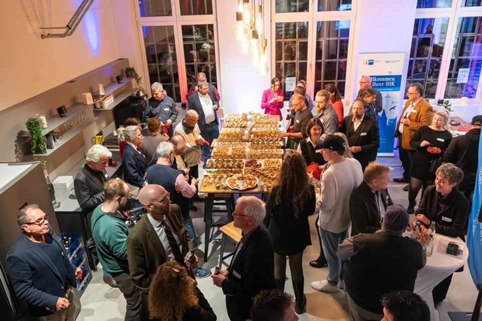 Der Abend wird zum Treffpunkt für Unternehmerinnen und Unternehmer, Vertreterinnen und Vertreter aus Politik, Verwaltung sowie weiterer Multiplikatoren.