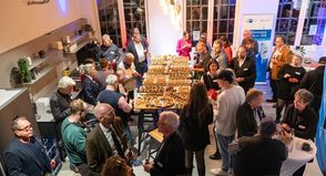 Der Abend wird zum Treffpunkt für Unternehmerinnen und  Unternehmer,  Vertreterinnen  und Vertreter aus Politik, Verwaltung sowie weiterer Multiplikatoren.