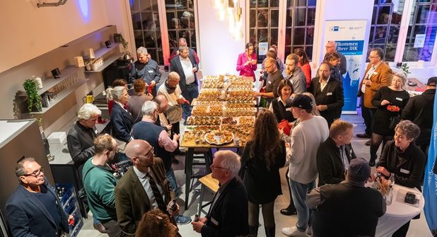 Der Abend wird zum Treffpunkt für Unternehmerinnen und  Unternehmer,  Vertreterinnen  und Vertreter aus Politik, Verwaltung sowie weiterer Multiplikatoren.