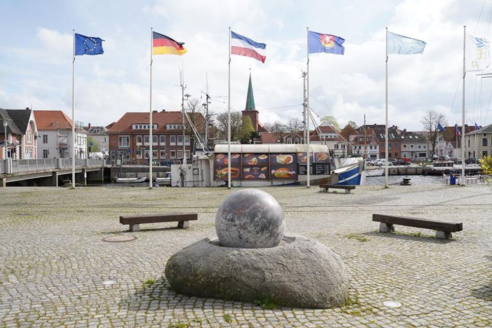 Der Kugelbrunnen am Neustädter Hafen war immer ein beliebter Blickfang. Schon seit einiger Zeit ist der „rollende Stein“ zum Stillstand gekommen.