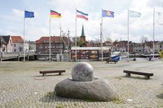 Der Kugelbrunnen am Neustädter Hafen war immer ein beliebter Blickfang. Schon seit einiger Zeit ist der „rollende Stein“ zum Stillstand gekommen.