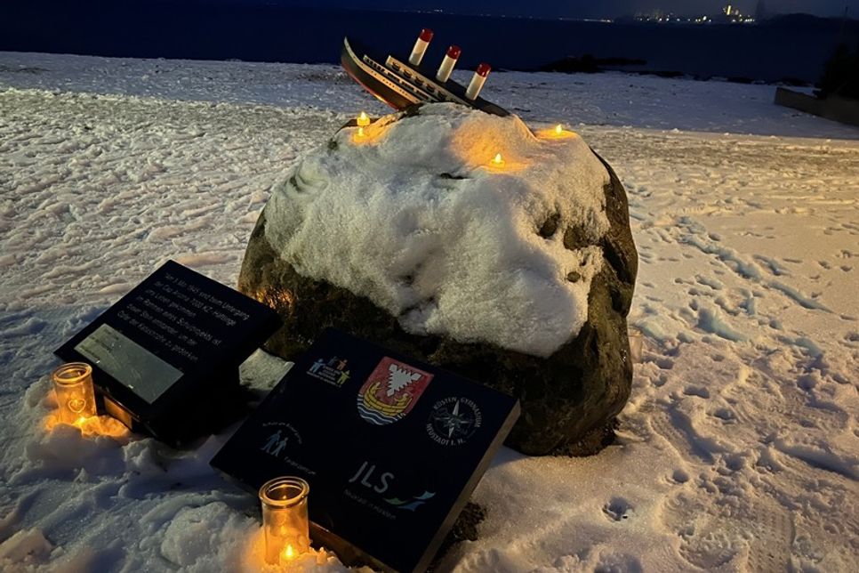 Der Gedenkstein am Ende des Cap-Arcona-Weges wurde dezent beleuchtet.