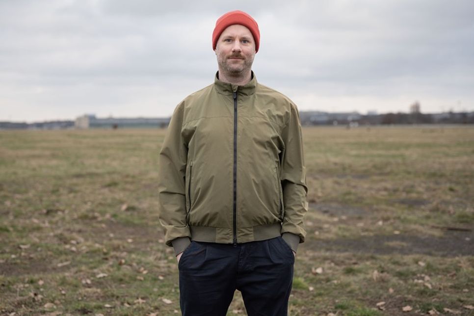 Marius Schmidt verbindet in seiner Graphic Novel die Geschichten verschiedener Figuren durch mehrere Zeitebenen hindurch an den Stränden der Neustädter Bucht.