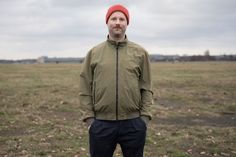 Marius Schmidt verbindet in seiner Graphic Novel die Geschichten verschiedener Figuren durch mehrere Zeitebenen hindurch an den Stränden der Neustädter Bucht.