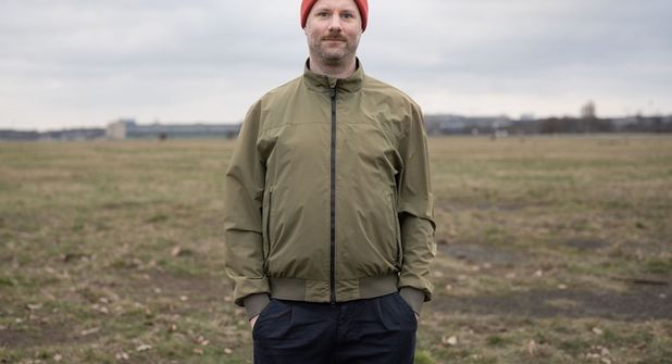 Marius Schmidt verbindet in seiner Graphic Novel die Geschichten verschiedener Figuren durch mehrere Zeitebenen hindurch an den Stränden der Neustädter Bucht.