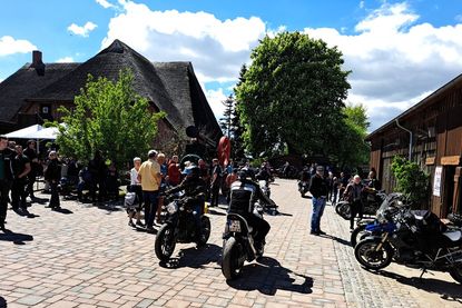 Motorradfahrer und alle Besucher haben freien Eintritt, auch für den Museumsbereich.