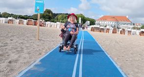 Inklusion am Strand: Neuer barrierefreier Strandabschnitt in Travemünde eröffnet