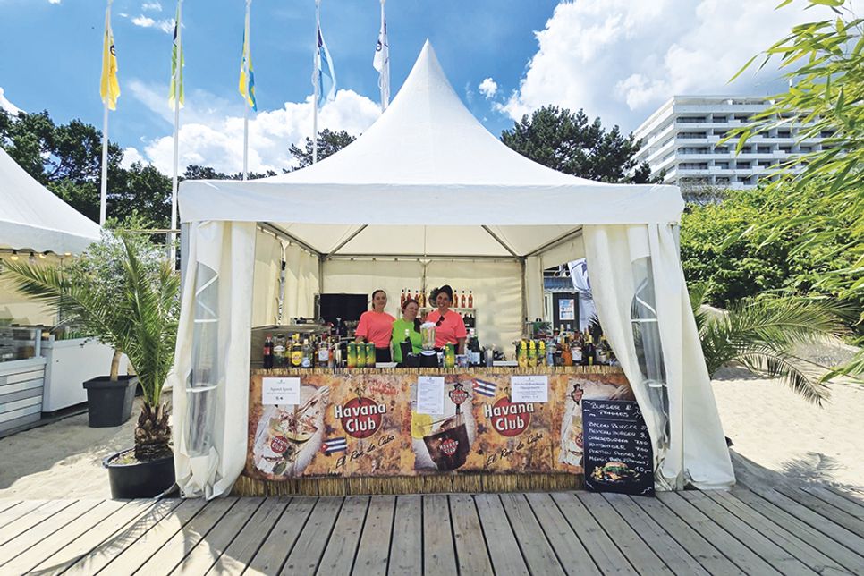 Direkt an der Maritim-Seebrücke: Der Strandklub lädt zum Sommergenuss nach Timmendorfer Strand ein