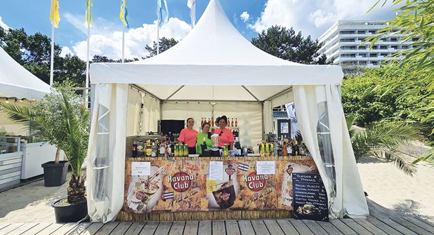 Direkt an der Maritim-Seebrücke: Der Strandklub lädt zum Sommergenuss nach Timmendorfer Strand ein