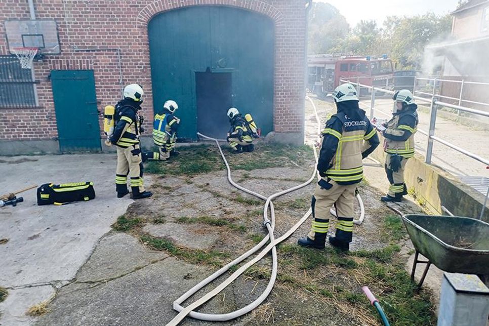 Szenario 1: In einem Nebengebäude des bäuerlichen Anwesensens war ein Brand ausgebrochen. Eine Person befand sich in der Scheune. Sie konnte erfolgreich gerettet werden.