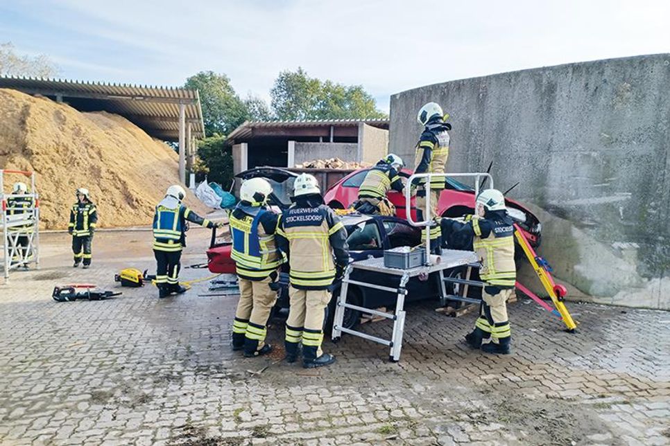 Szenario 2: Bei einen Autounfall mit drei Fahrzeugen wurden vier Personen verletzt.