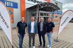 Philipp Meinecke (2. v. lks.) und Claus zum Felde (3. v. lks.) mit dem Marktleiter Michael Warstatis (re.) und seinem Stellvertreter Norman Bock (lks.).