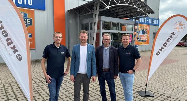 Philipp Meinecke (2. v. lks.) und Claus zum Felde (3. v. lks.) mit dem Marktleiter Michael Warstatis (re.) und seinem Stellvertreter Norman Bock (lks.).