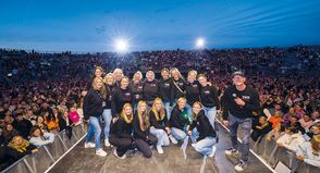 Über 70 besondere Momente aus einem Jahrzehnt Konzertgeschichte: Ausstellung „10 Jahre Stars am Strand“