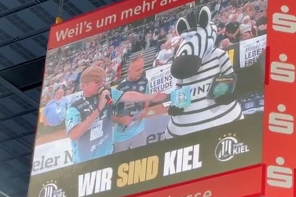 Groß im Bild: Mano Salokat (lks.) mit THW-Maskottchen Hein Daddel.