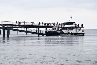 Dies ist keine Fotomontage: Seit Montag fährt das neue Katamaranschiff „Hanse Cat“ die neue Maritim-Seebrücke in Timmendorfer Strand mehrmals täglich an.