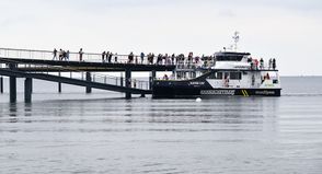 Dies ist keine Fotomontage: Seit Montag fährt das neue Katamaranschiff „Hanse Cat“ die neue Maritim-Seebrücke in Timmendorfer Strand mehrmals täglich an.