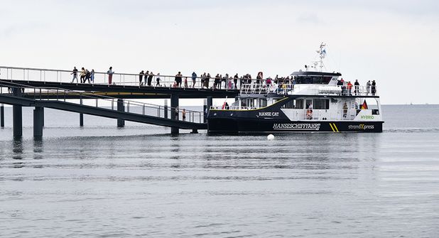 Dies ist keine Fotomontage: Seit Montag fährt das neue Katamaranschiff „Hanse Cat“ die neue Maritim-Seebrücke in Timmendorfer Strand mehrmals täglich an.