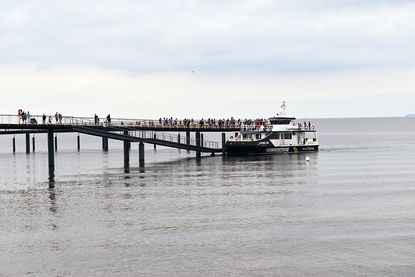 Dies ist keine Fotomontage: Seit Montag fährt das neue Katamaranschiff „Hanse Cat“ die neue Maritim-Seebrücke in Timmendorfer Strand mehrmals täglich an.